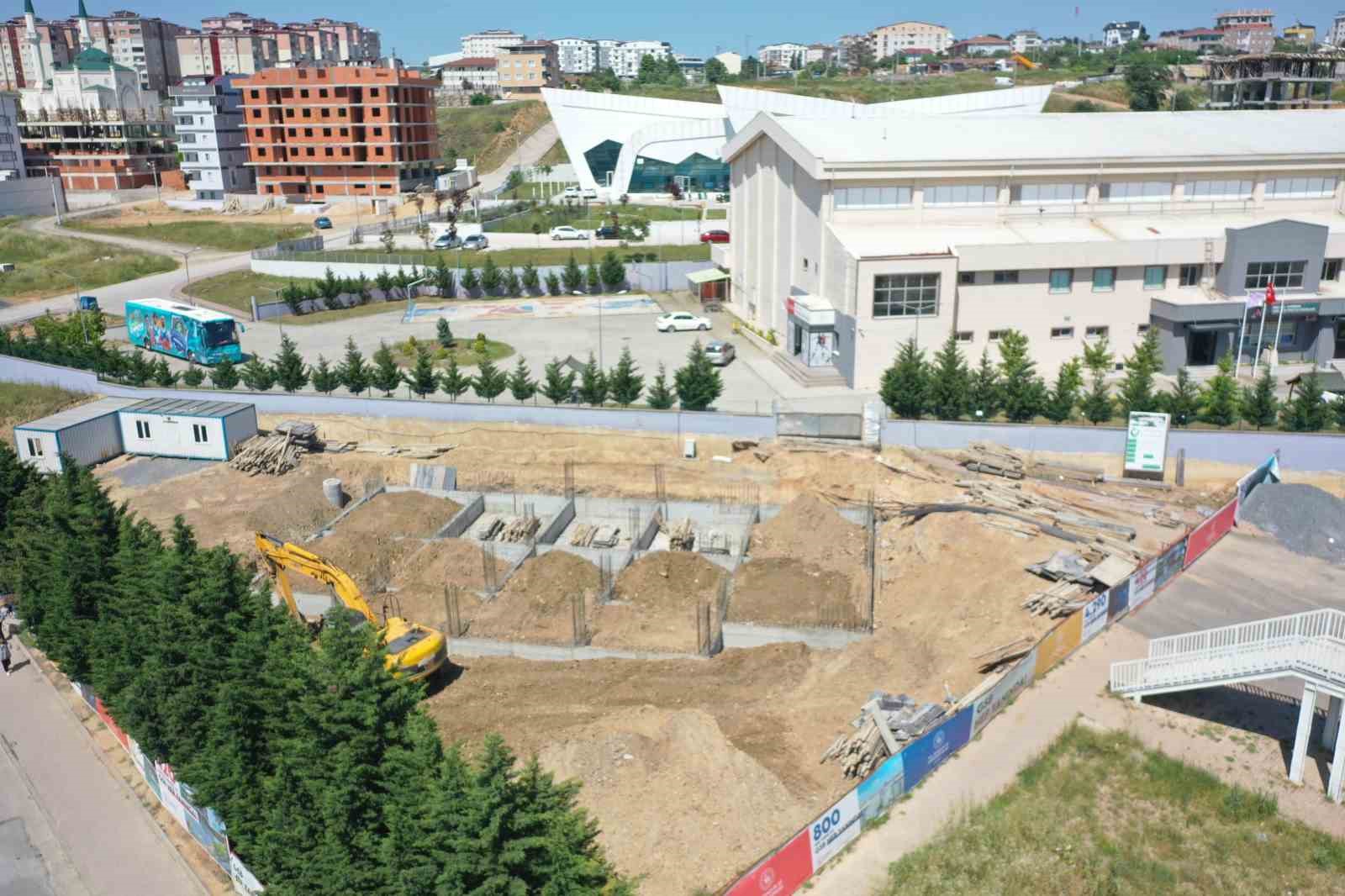 ÇAYIROVA BELEDİYE BAŞKANI BÜNYAMİN ÇİFTÇİ İLÇEYE GENÇLİK MERKEZİ KAZANDIRIYOR. AKSE