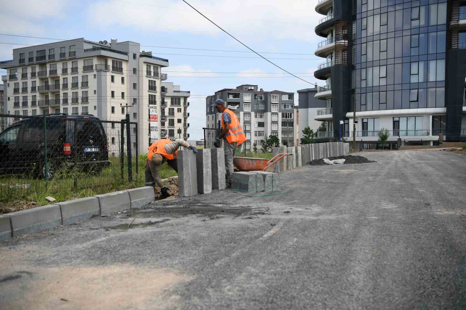 ÇAYIROVA BELEDİYESİ FEN İŞLERİ MÜDÜRLÜĞÜ’NE BAĞLI EKİPLERİ, AKSE MAHALLESİ’NDE ASFALTLAMA