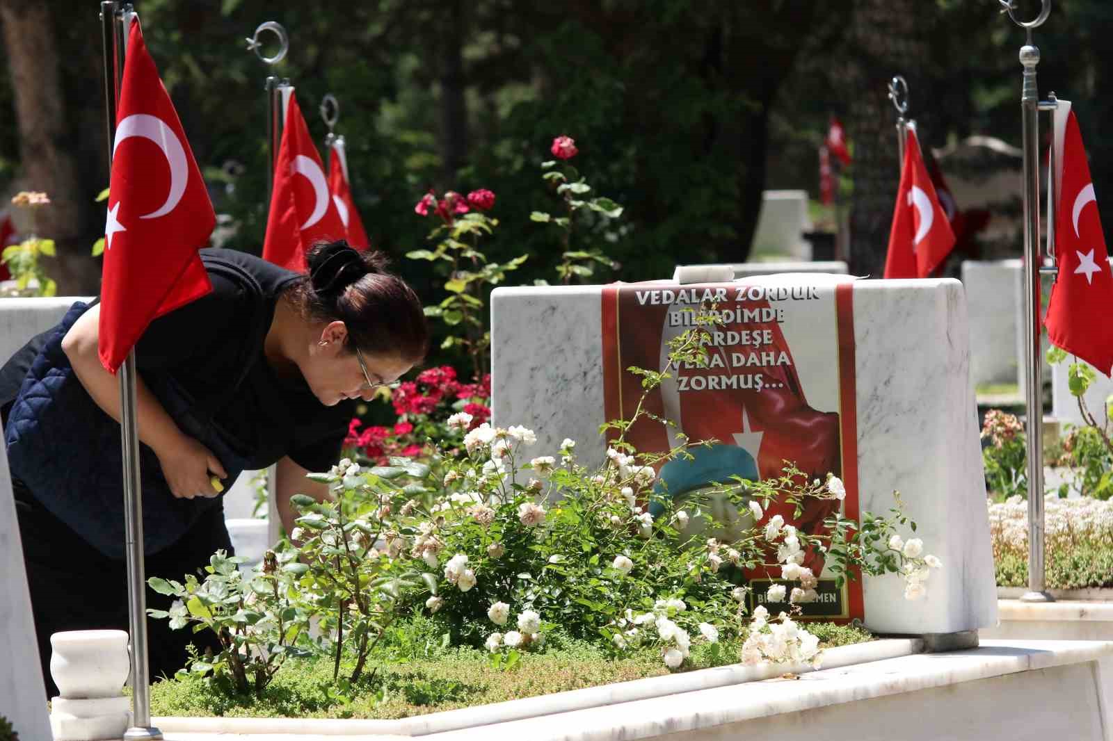 ŞEHİT YAKINLARI VE GAZİLER, KURBAN BAYRAMI ARİFESİNDE CEBECİ ASKERİ ŞEHİTLİĞİ'Nİ