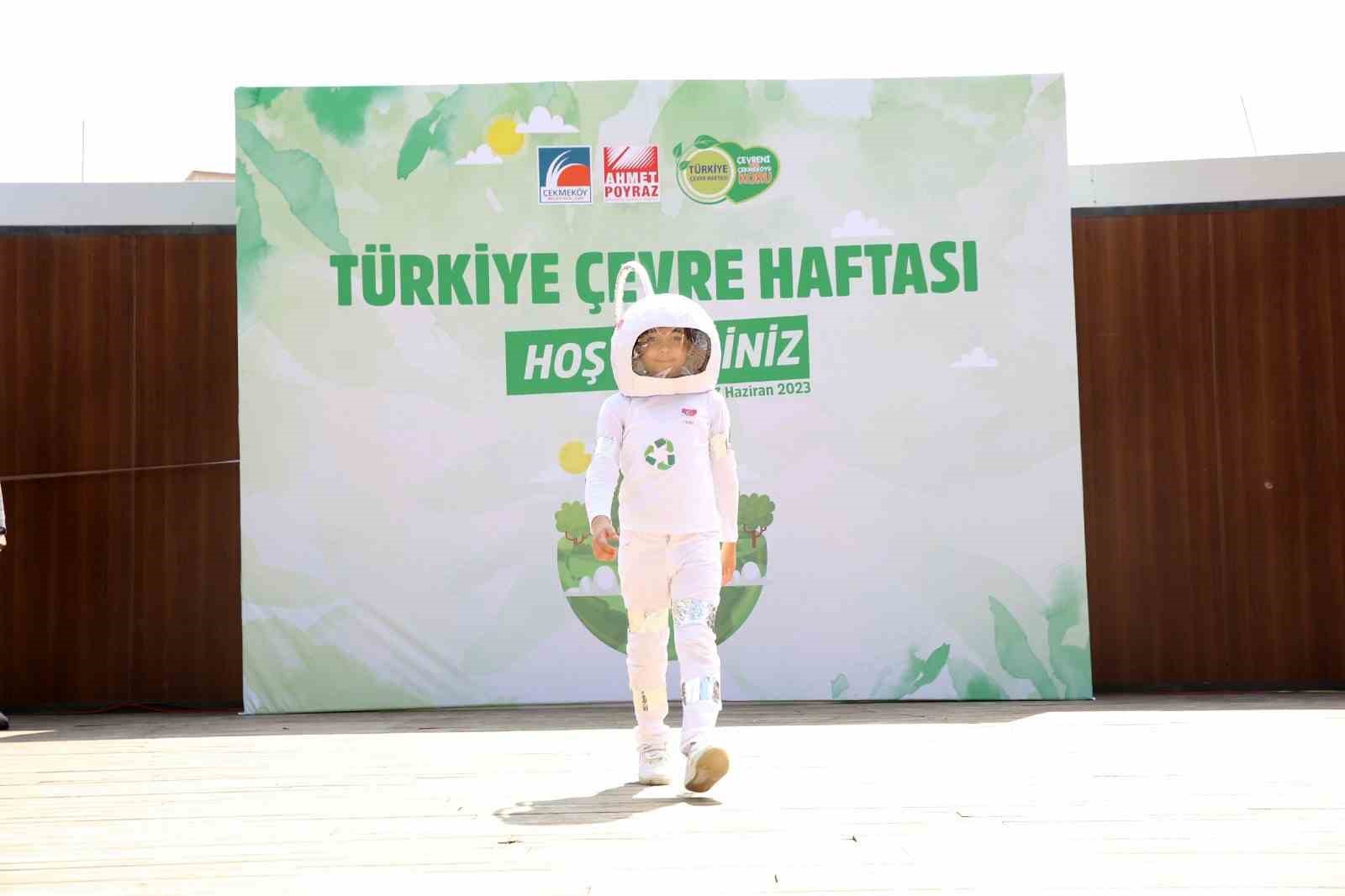 ÇEKMEKÖYLÜ ÇOCUKLAR, GERİ DÖNÜŞEBİLİR ATIKLARDAN SERGİ DÜZENLEDİ
