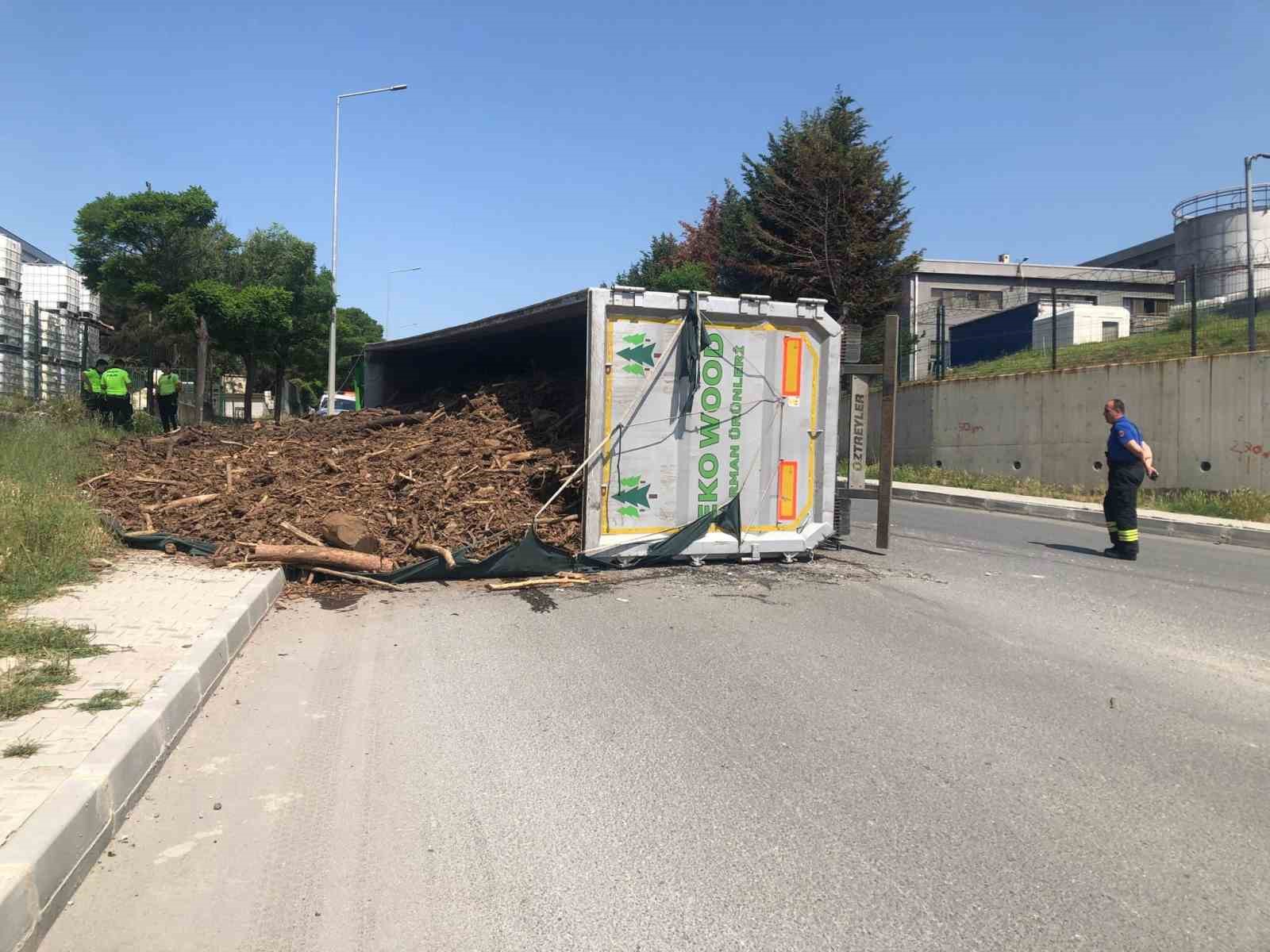 ÇERKEZKÖY ORGANİZE SANAYİ BÖLGESİ’NDE KAVŞAKTA HIZINI ALAMAYAN ODUN TALAŞI YÜKLÜ
