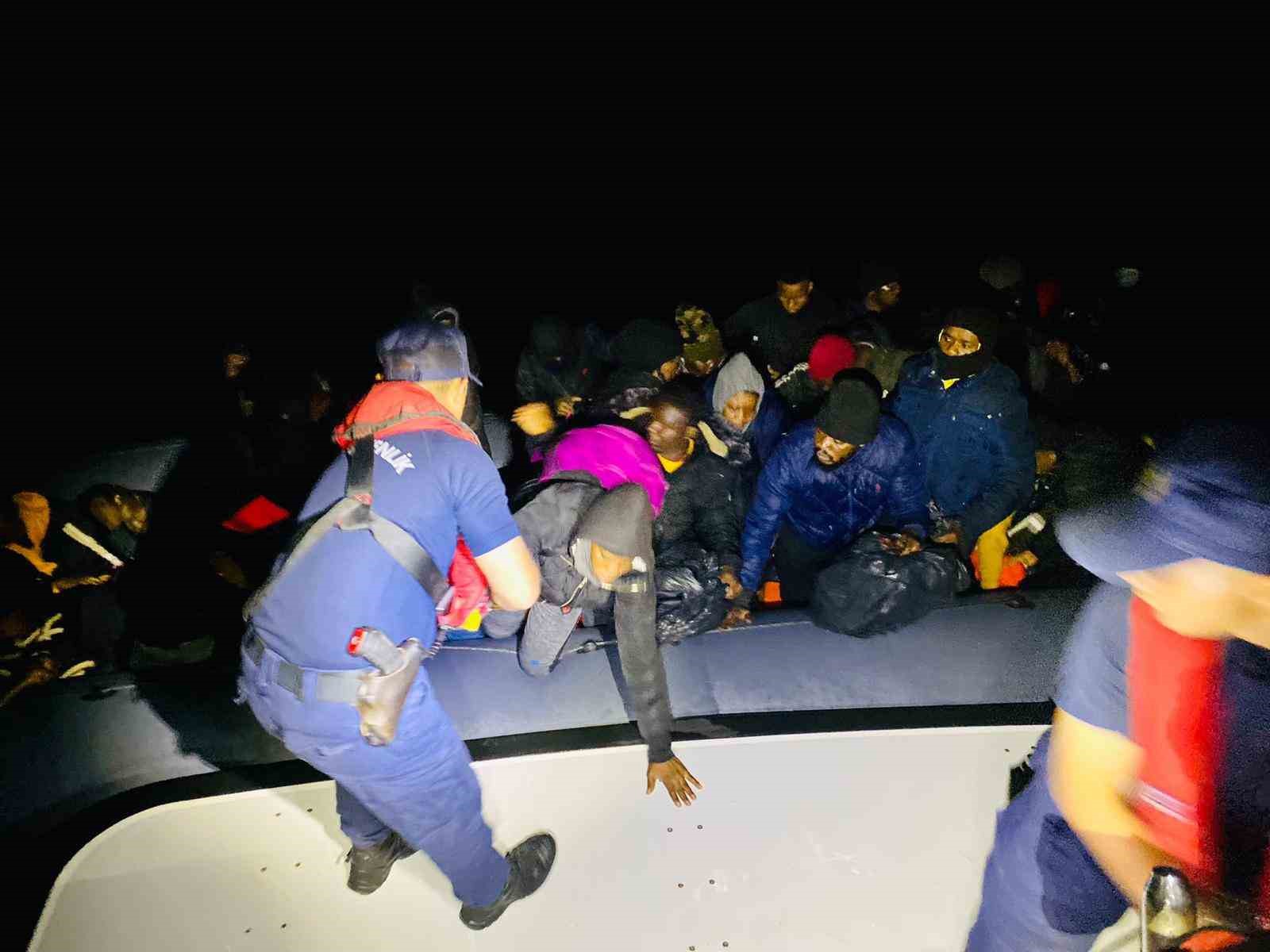 SAHİL GÜVENLİK KOMUTANLIĞI EKİPLERİ, İKİ AYRI LASTİK BOTLA YASA DIŞI