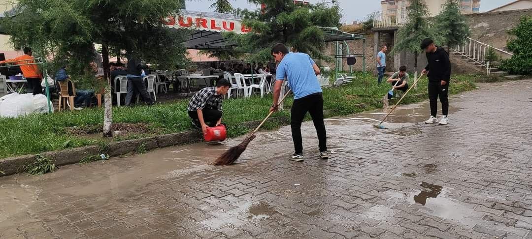 ÇORUM'UN SUNGURLU İLÇESİNDE ETKİLİ OLAN DOLU VE SAĞANAK YAĞIŞ EKİLİ