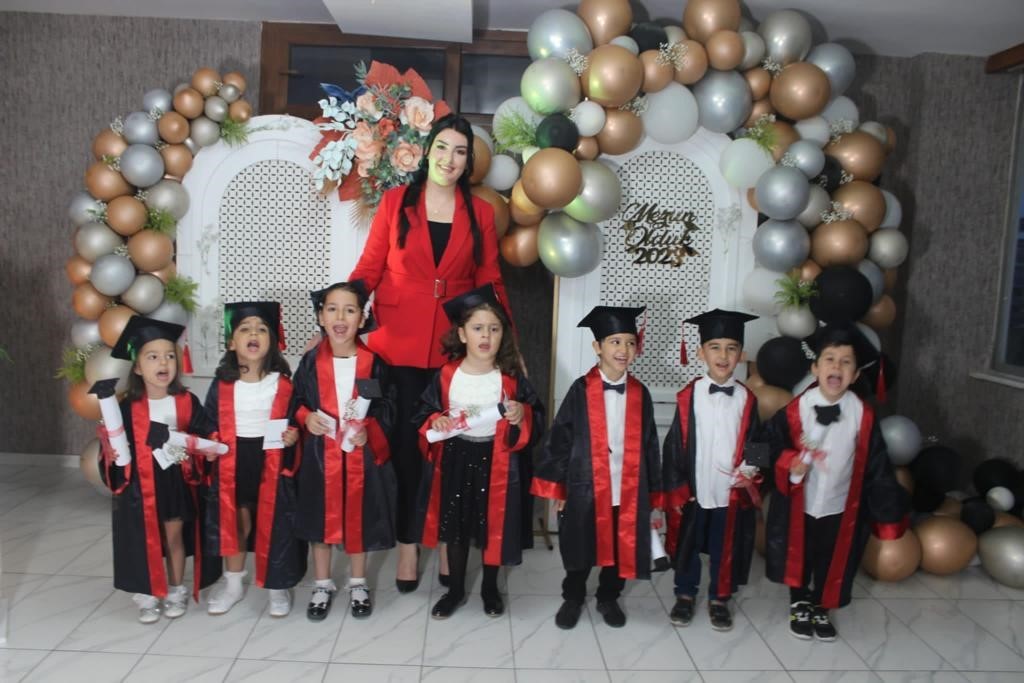 ECZACI BAHATTİN-SEVİNÇ ERDİNÇ FEN LİSESİ ANASINIFI İLK MEZUNLARINI VERDİ.