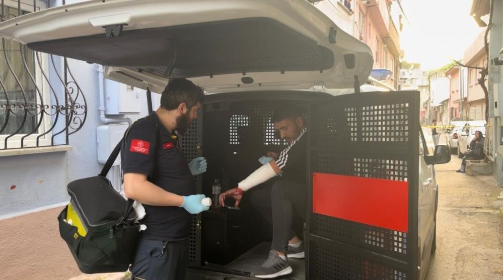 BURSA’DA CEZAEVİNDEN YENİ ÇIKIP, ÜVEY BABASINI VE ARAYA GİREN ANNESİNİ