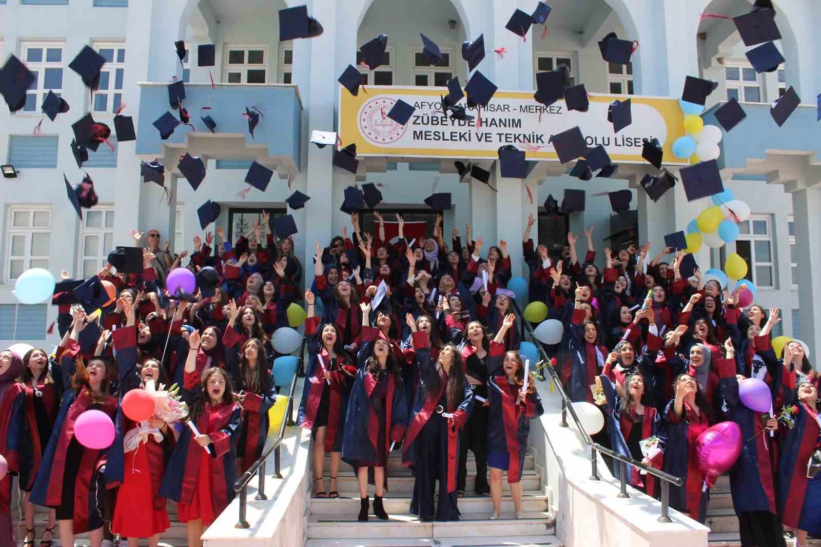 AFYONKARAHİSAR ZÜBEYDE HANIM MESLEKİ VE TEKNİK ANADOLU LİSESİ’NDE MEZUNİYET SEVİNCİ