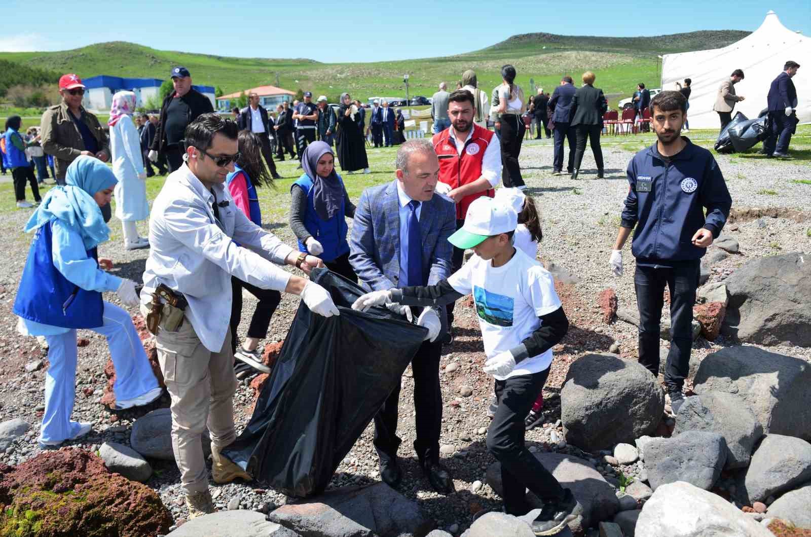 ÇILDIR GÖLÜNDE KIYI TEMİZLİĞİ YAPILDI. (OLGUN YILDIZ/ARDAHAN-İHA)