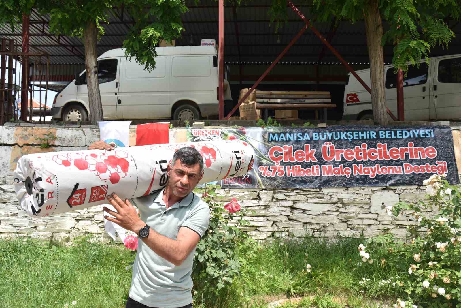 ÜRETİCİNİN HER DAİM YANINDA OLAN MANİSA BÜYÜKŞEHİR BELEDİYESİ, ÇİLEK ÜRETİCİSİNİN
