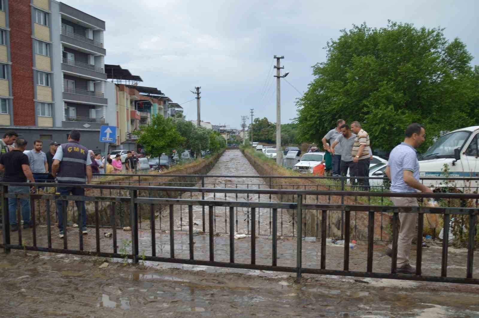 AYDIN’IN ÇİNE İLÇESİNDE AKŞAM SAATLERİNDE ETKİLİ OLAN SAĞNAK YAĞIŞ SEL