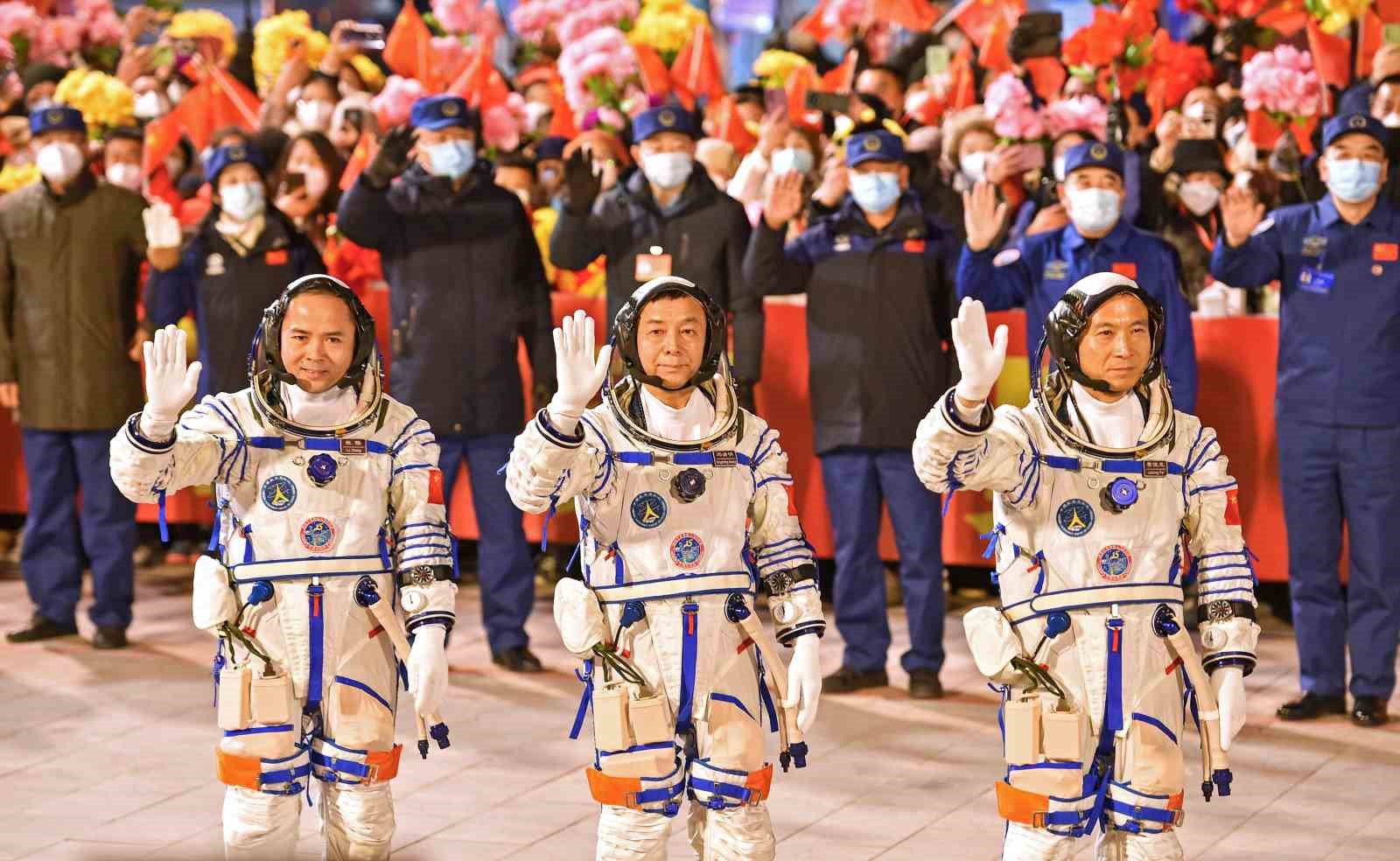 ÇİN, SHENZHOU-15 İNSANLI UZAY ARACIYLA UZAYA GÖNDERİLEN 3 ASTRONOTUN 6