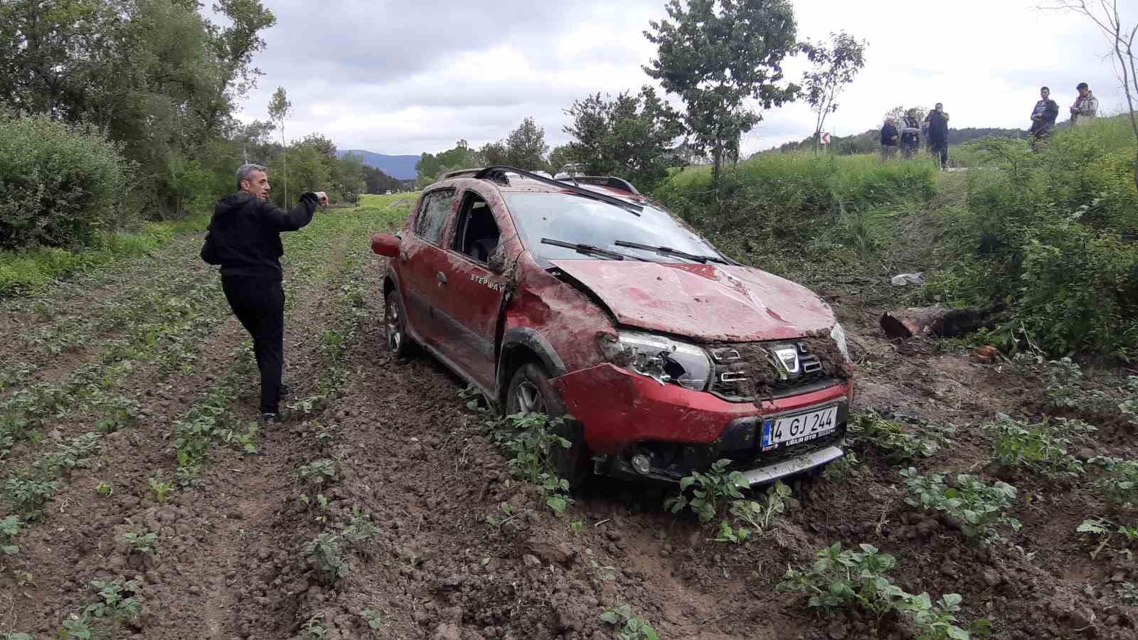 BOLU MUDURNU KARAYOLUNDA KONTROLDEN ÇIKAN CİP, PATATES TARLASINA UÇTU. DEFALARCA