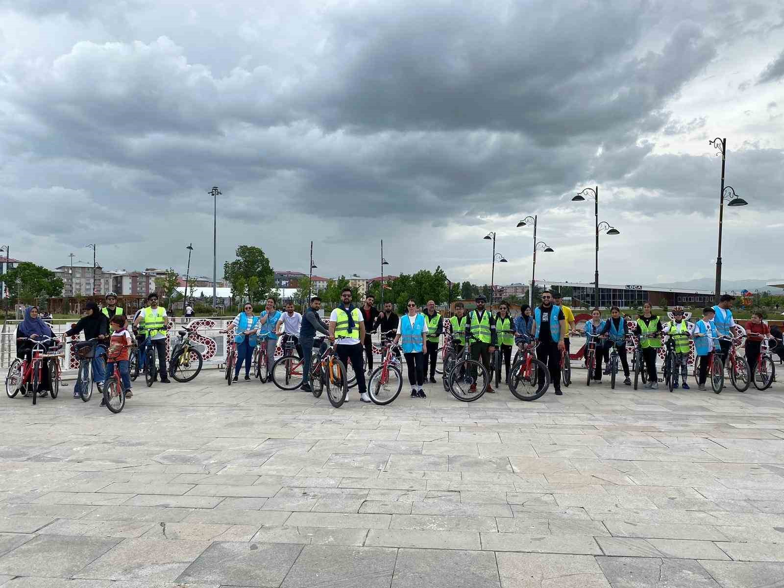 ÇOCUK İŞÇİLER İÇİN PEDAL ÇEVİRDİLER