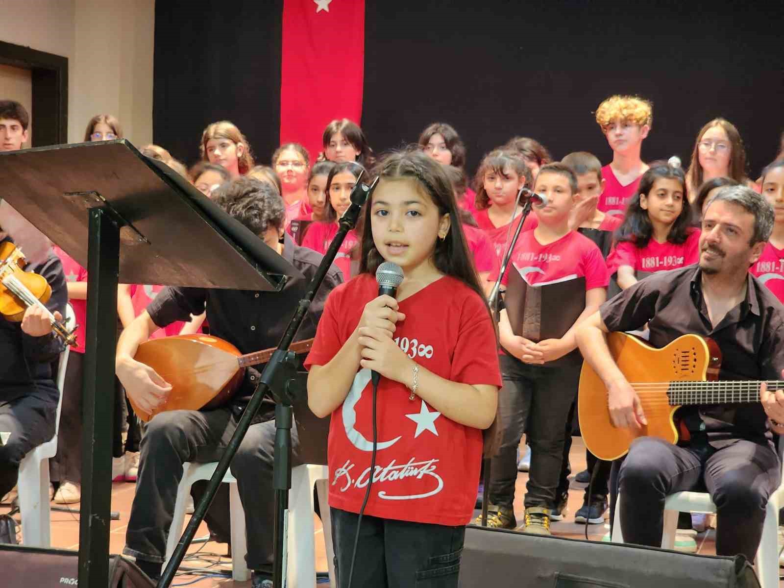GÖLCÜK BELEDİYESİ ÇOCUK KOROSU’NUN KERVANSARAY KÜLTÜR YAPISI'NDA GERÇEKLEŞTİRDİĞİ KONSER, SALONDAKİ
