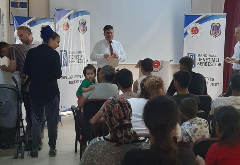 BANDIRMA'DA DENETİM GÖREN ÇOCUK YÜKÜMLÜLERE KURBAN BAYRAMI DOLAYISI İLE GİYİM