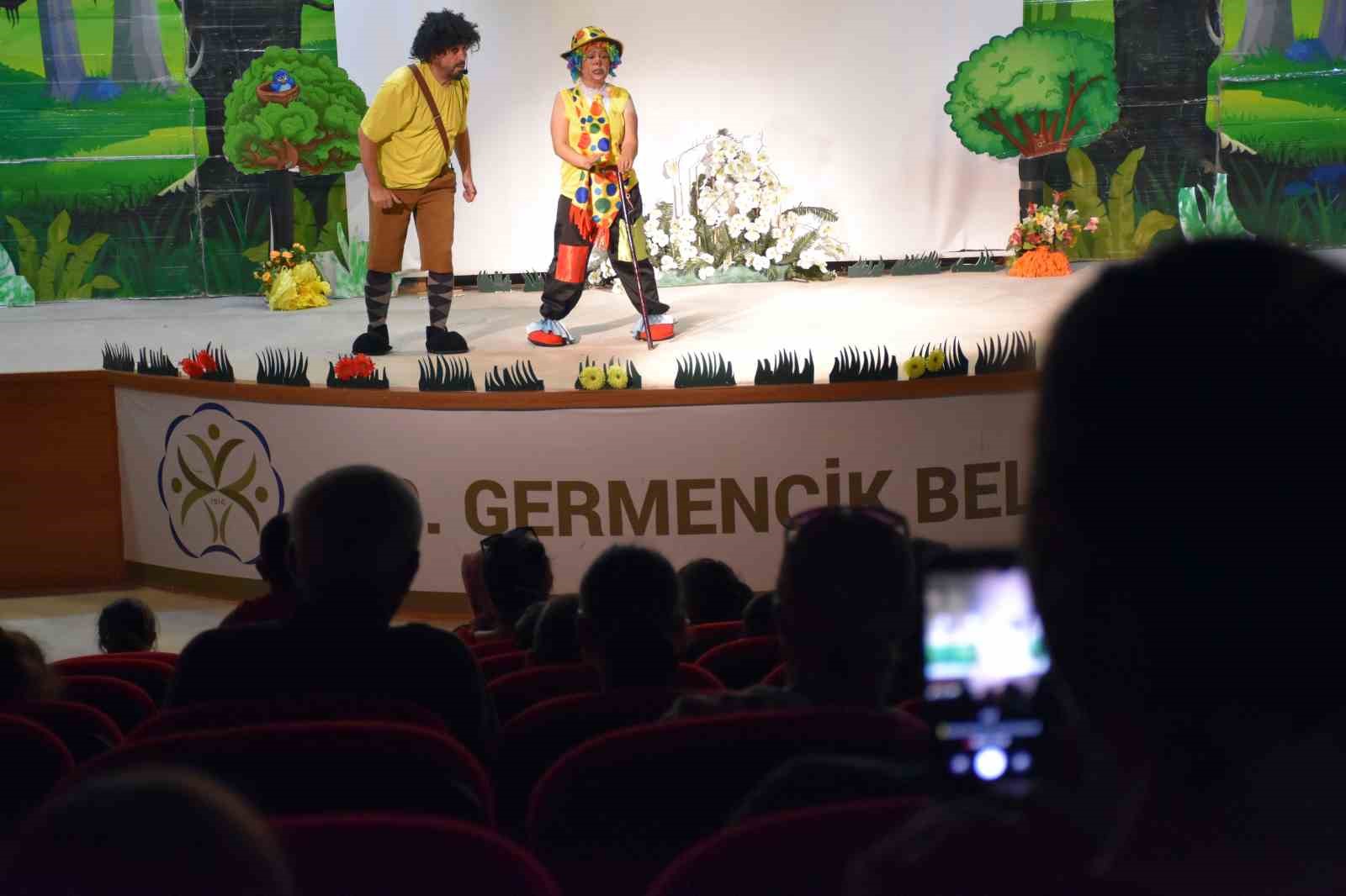 GERMENCİK BELEDİYE BAŞKANI FUAT ÖNDEŞ, YAZ TATİLİNE GİRECEK ÖĞRENCİLERİ KARNE