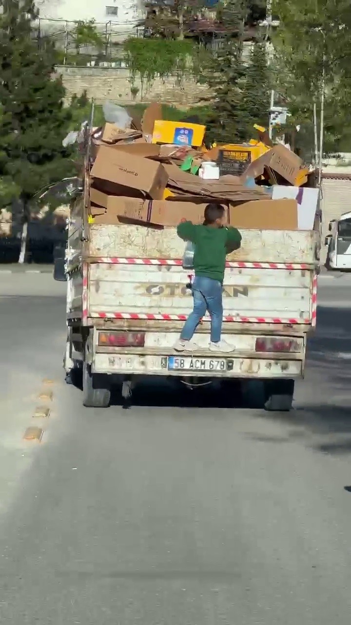 KARABÜK’TE TEHLİKELİ YOLCULUKLAR CEP TELEFONU KAMERASIYLA GÖRÜNTÜLENDİ.