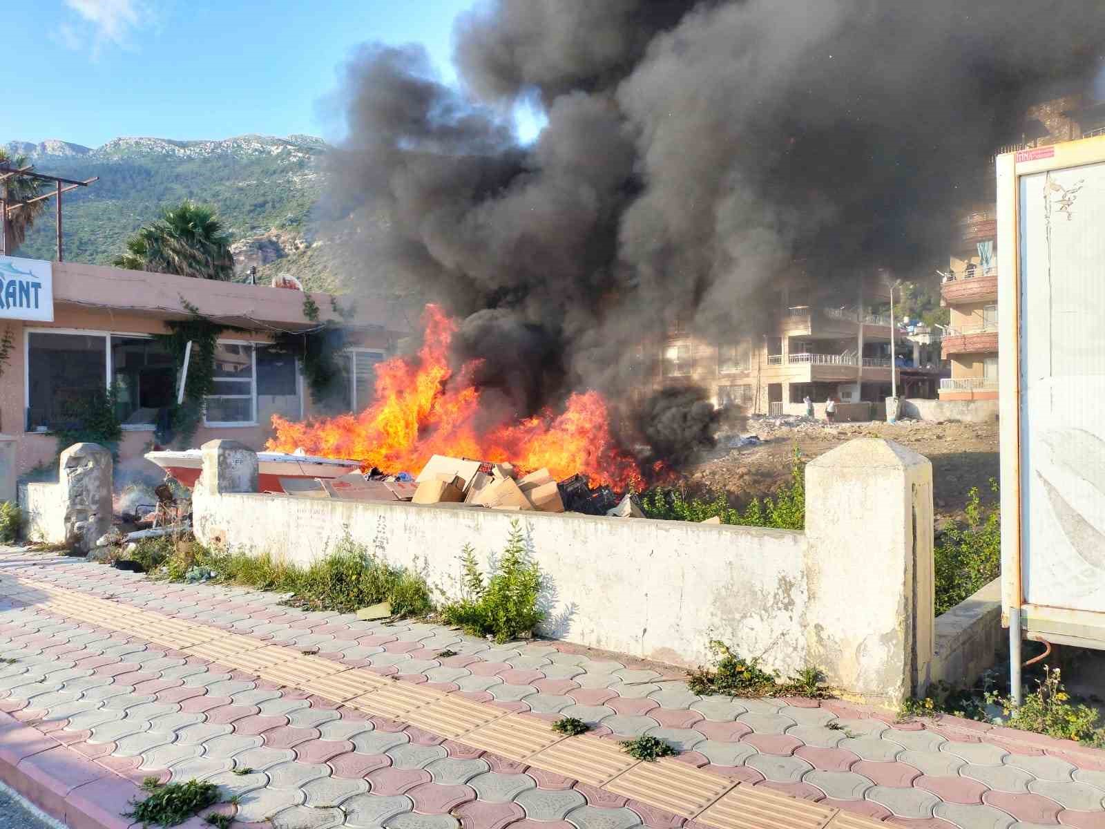 HATAY'IN SAMANDAĞ  İLÇESİ SAHİL KISMINDA BULUNAN ÇÖP ATILAN YERDE