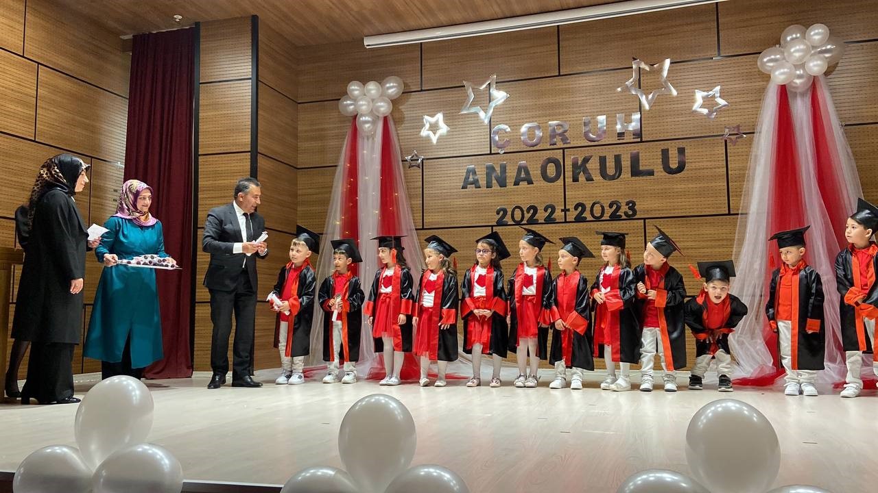 BAYBURT’TA ANAOKULU ÖĞRENCİLERİN GÖSTERİLERİ VE MEZUNİYET TÖRENİ RENKLİ GÖRÜNTÜLERE SAHNE