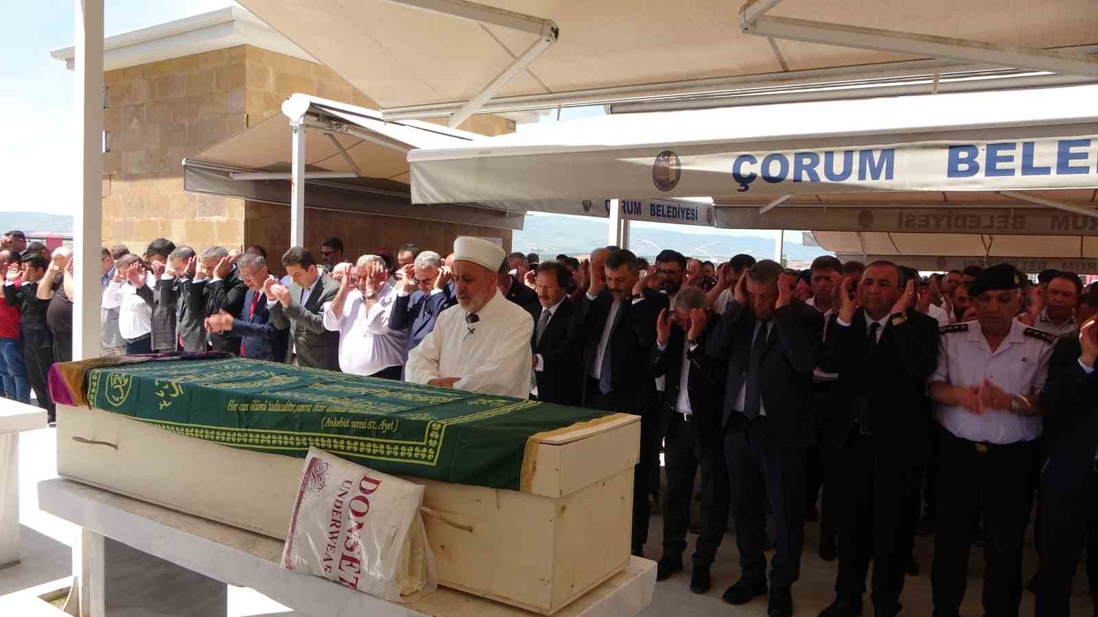 NERİMAN GÜR İÇİN BUGÜN AKŞEMSEDDİN CAMİİ’NDE CENAZE TÖRENİ DÜZENLENDİ.