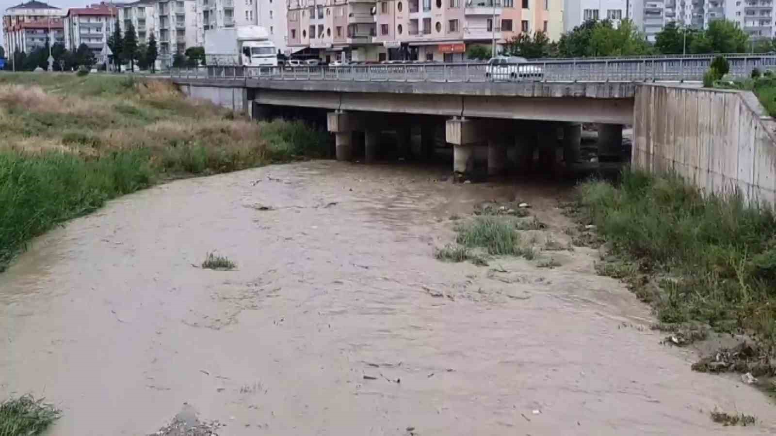 GÜNLERDİR DEVAM EDEN ŞİDDETLİ YAĞIŞLARIN ARDINDAN ÇORUM SUNGURLU İLÇESİNDEN GEÇEN