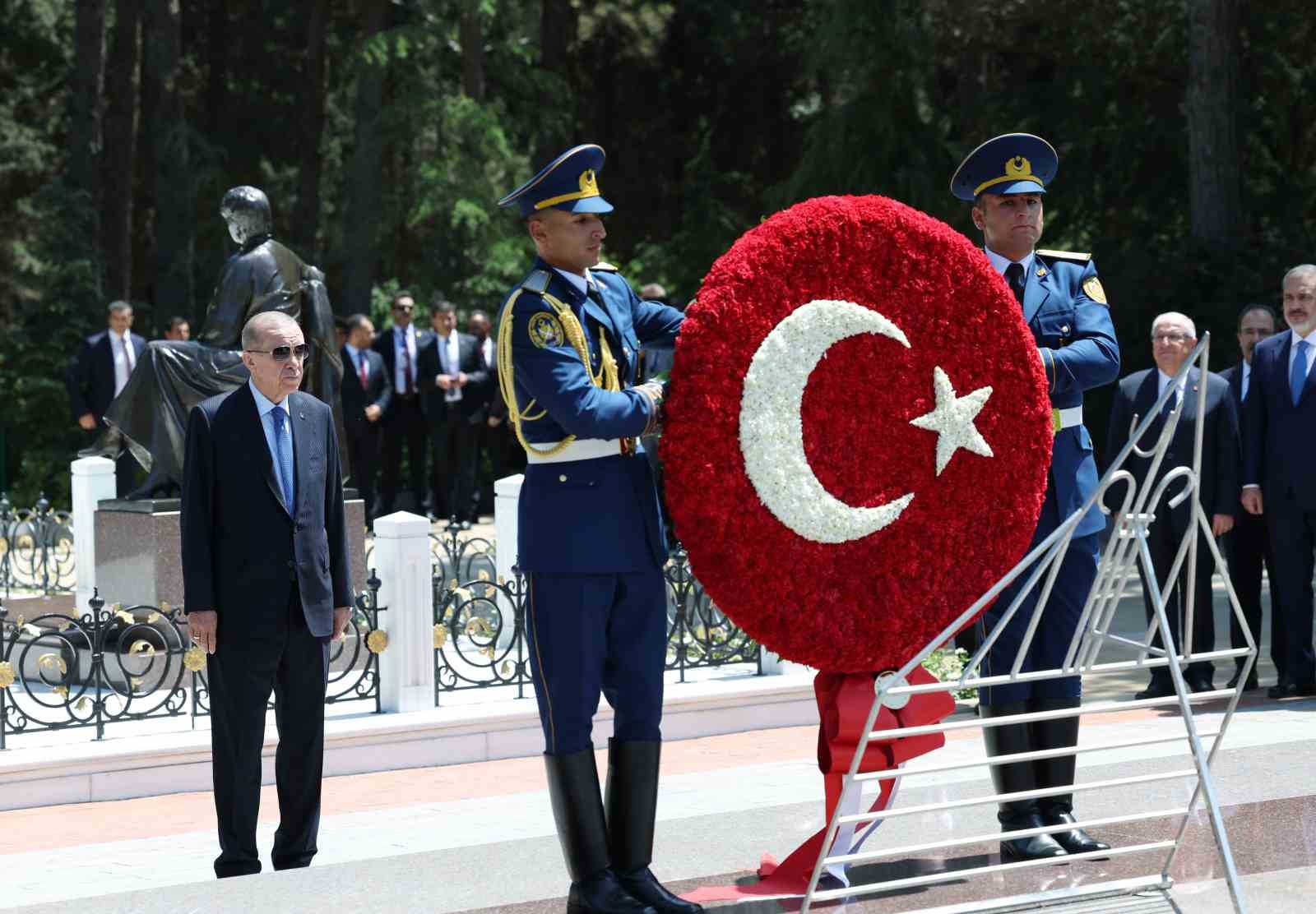 CUMHURBAŞKANI ERDOĞAN, BAKÜ'DE ŞEHİTLİĞİ ZİYARET ETTİ