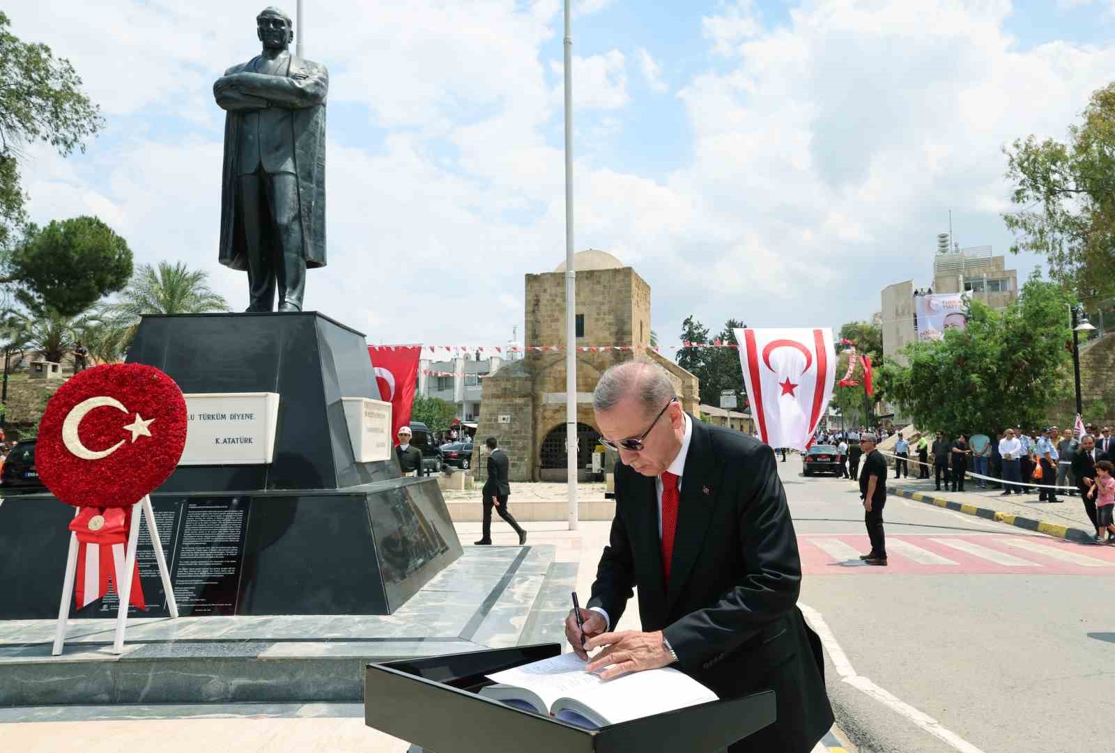 CUMHURBAŞKANI ERDOĞAN, LEFKOŞA’DA ATATÜRK ANITI’NA ÇELENK BIRAKTI