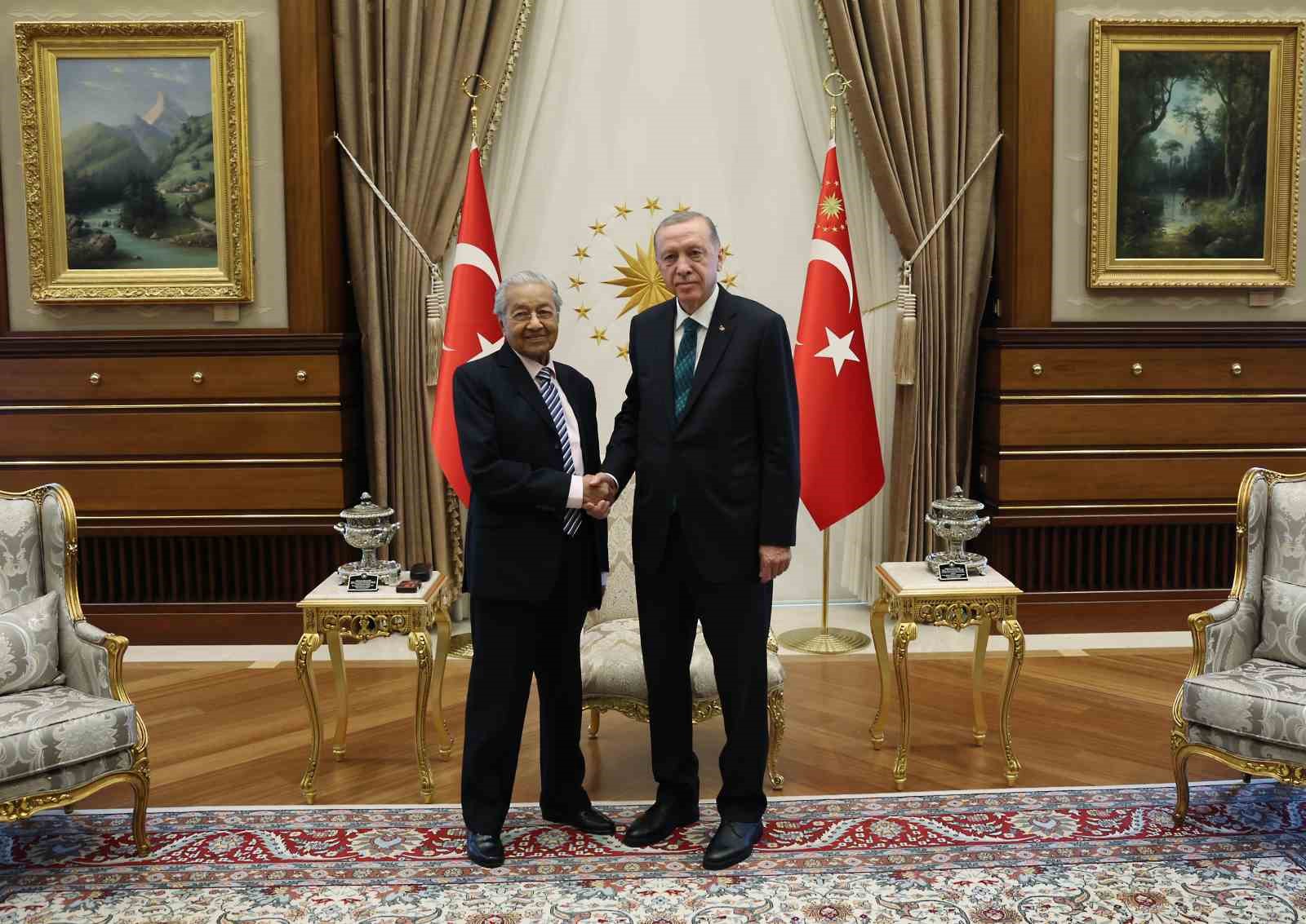 CUMHURBAŞKANI RECEP TAYYİP ERDOĞAN, MALEZYA ESKİ BAŞBAKANI MAHATHİR MUHAMMED'İ KABUL