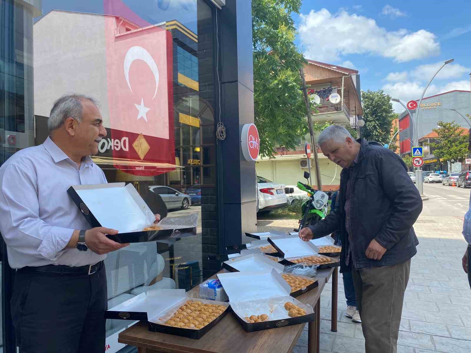 KOCAELİ'DE ESNAF BURHANETTİN OKUMUŞ, RECEP TAYYİP ERDOĞAN'IN YENİDEN CUMHURBAŞKANI SEÇİLMESİNİ