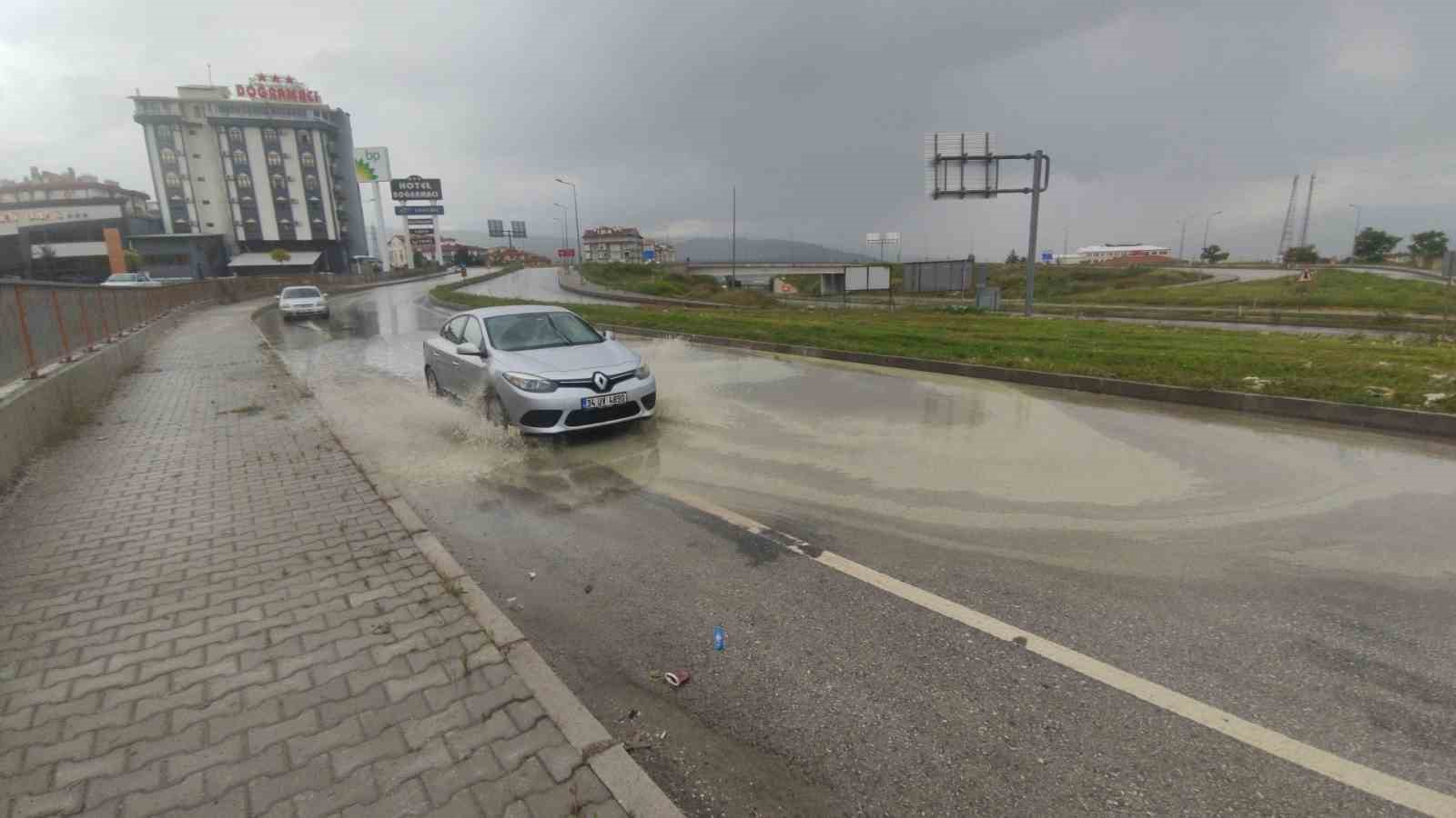 TOSYA’DA D100 KARAYOLU BAĞLANTISINDAKİ KAVŞAKLARDAKİ SU BİRİKİNTİSİ TEHLİKE SAÇIYOR