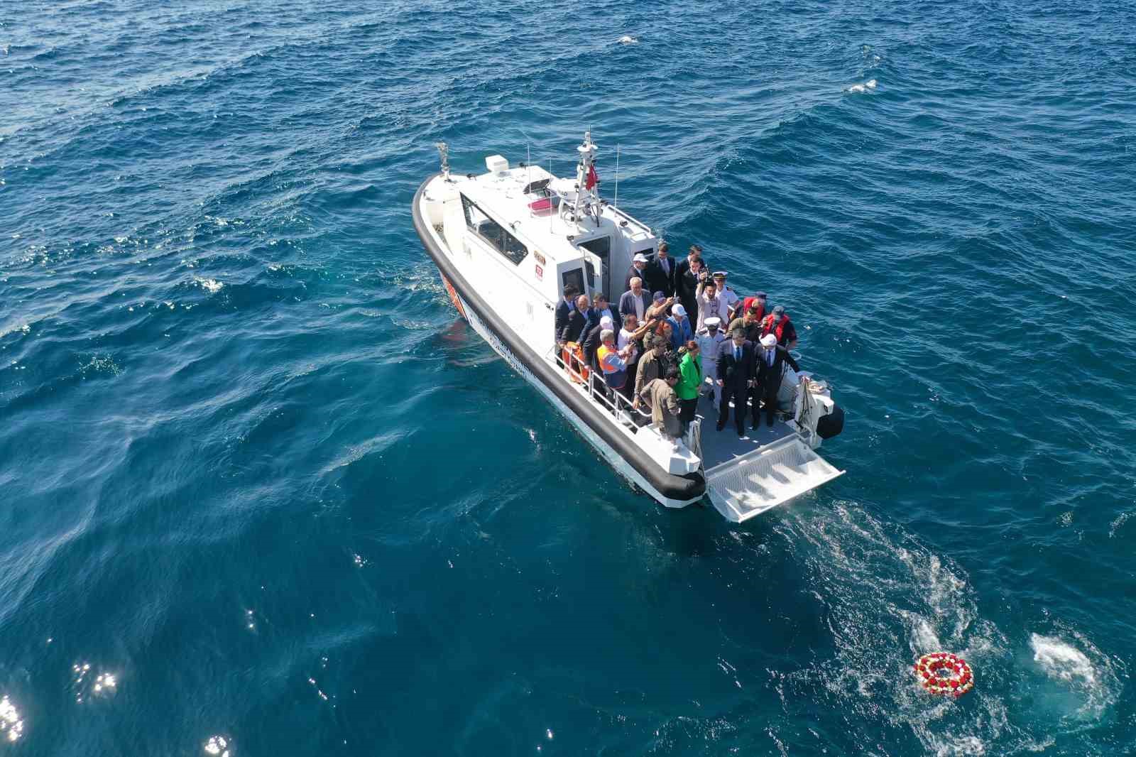 DEPREMDE HAYATINI KAYBEDENLER İÇİN, SAROS KÖRFEZİ’NE ÇELENK BIRAKILDI