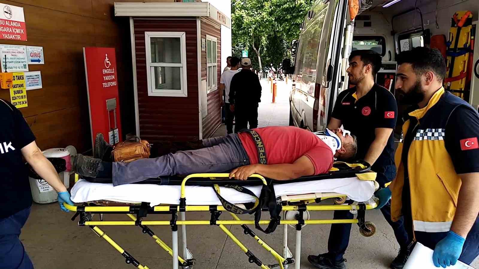 BURSA'NIN İNEGÖL İLÇESİNDE MEYDANA GELEN KAZADA DAMBERİ AÇIK KALAN KAMYON,