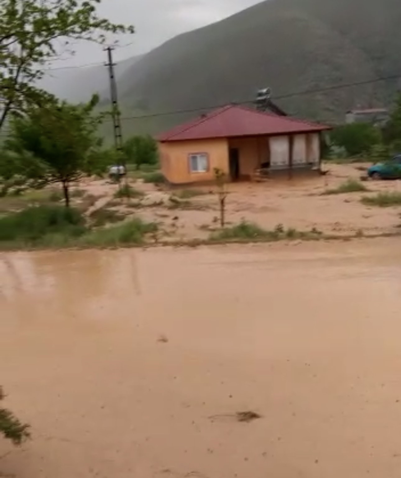 MALATYA'NIN DARENDE İLÇESİNDE ETKİLİ OLAN SAĞANAK YAĞIŞ NEDENİYLE BAZI EVLERİ