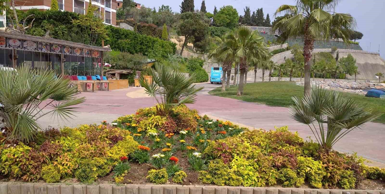 DARICA BELEDİYESİ PARK VE BAHÇELER MÜDÜRLÜĞÜ EKİPLERİ, YAZ MEVSİMİNİN GELMESİYLE