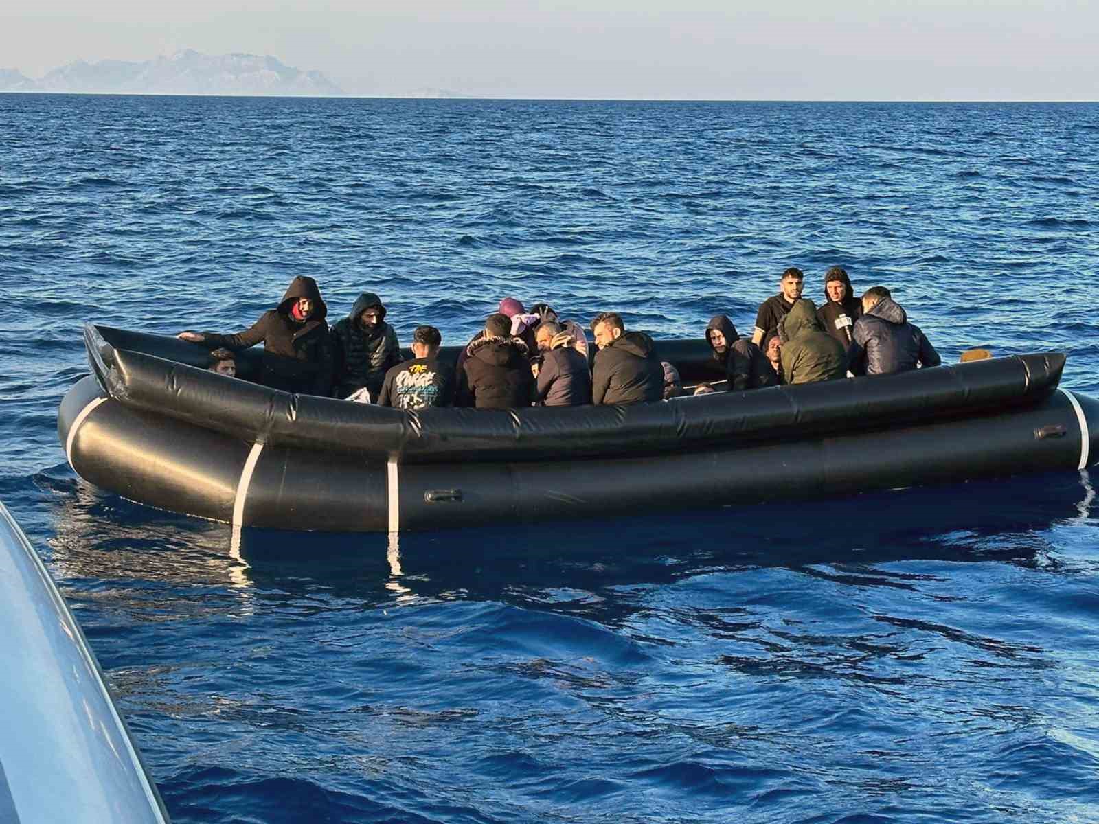 MUĞLA’NIN DATÇA İLÇESİ AÇIKLARINDA LASTİK BOT İÇİNDE YUNANİSTAN SAHİL GÜVENLİK