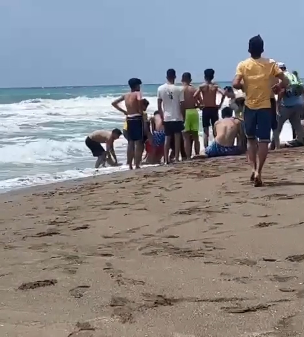 Denizde çocuklarını kurtarmak isteyen baba yaşamını yitirdi SAMANDAĞ İLÇESİNDE DENİZDE AKINTIYA KAPILAN ÇOCUKLARINI KURTARMAK İSTERKEN BOĞULMA TEHLİKESİ