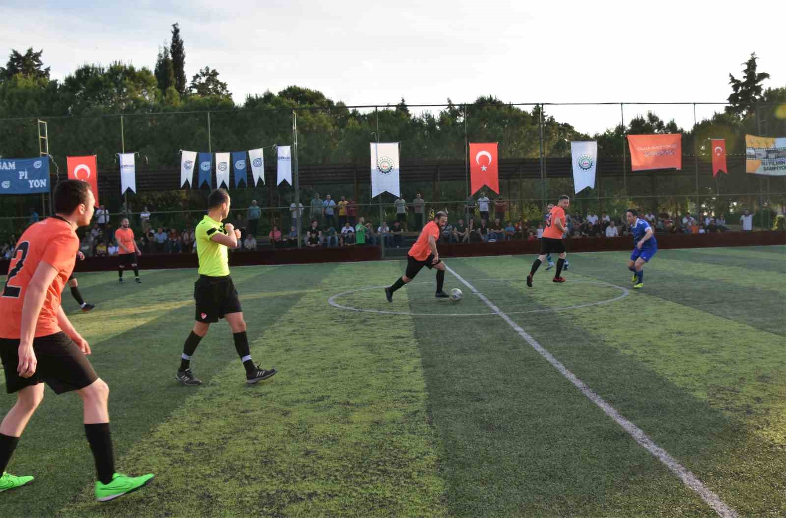 KURUMSAL PROFESYONELLİĞİ SPORTİF PERFORMANSLA BULUŞTURAN VE ŞİRKETLERİN YEŞİL SAHADAKİ BULUŞMA
