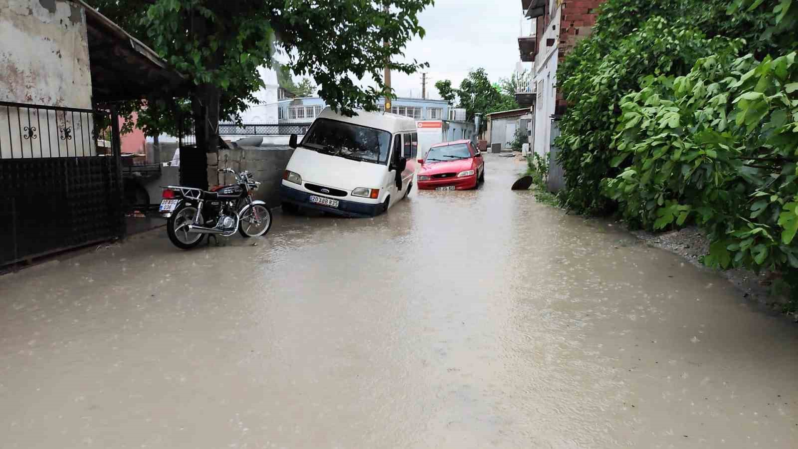 DENİZLİ’DE AKŞAM SAATLERİNE DOĞRU ANİDEN BASTIRAN VE 1 SAATTE YAKIN