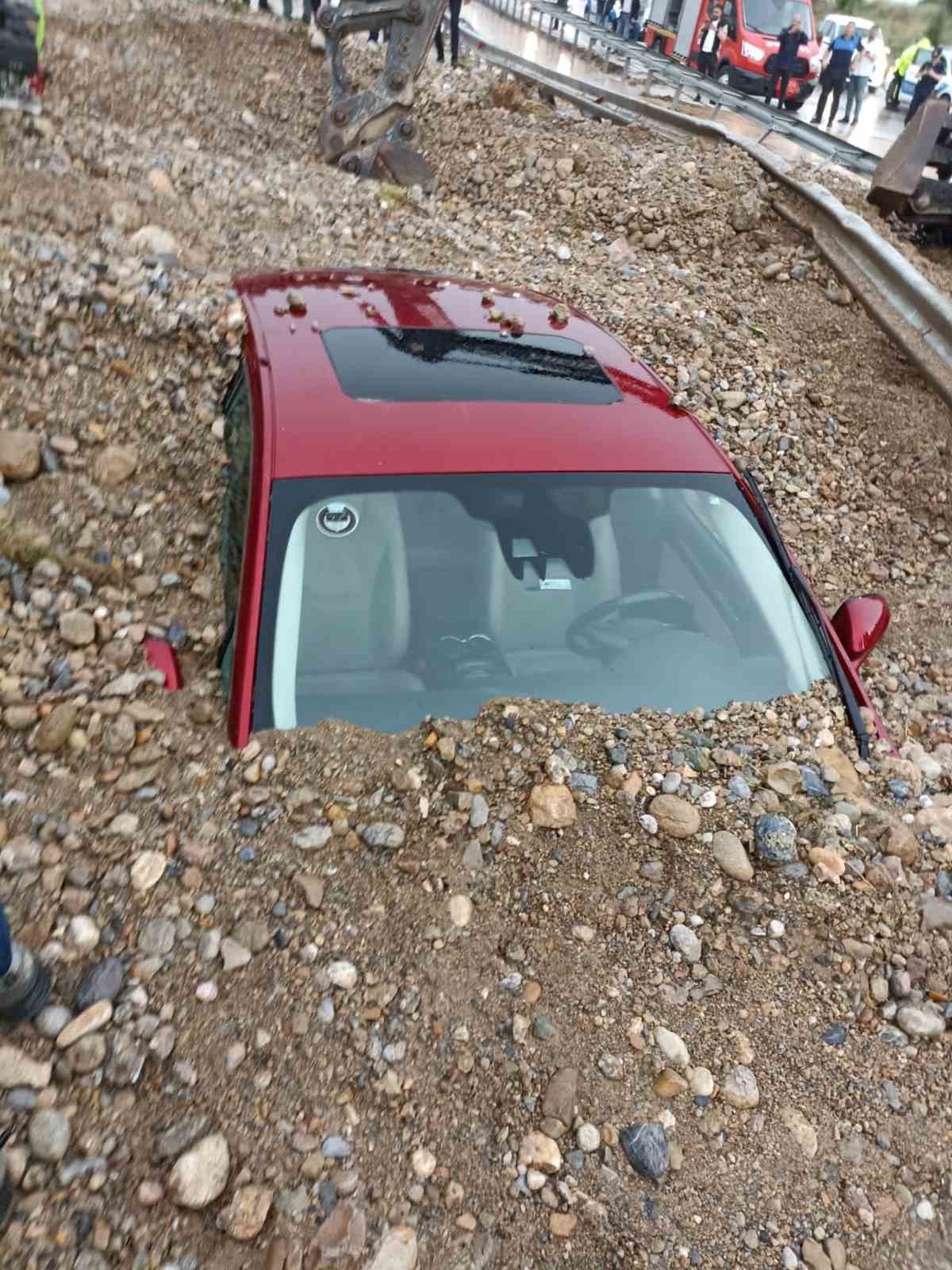 DENİZLİ-AFYONKARAHİSAR KARAYOLUNDA SELİN GETİRDİĞİ ÇAMUR, YOLDAN GEÇMEKTE OLAN ARAÇLARI YUTTU.