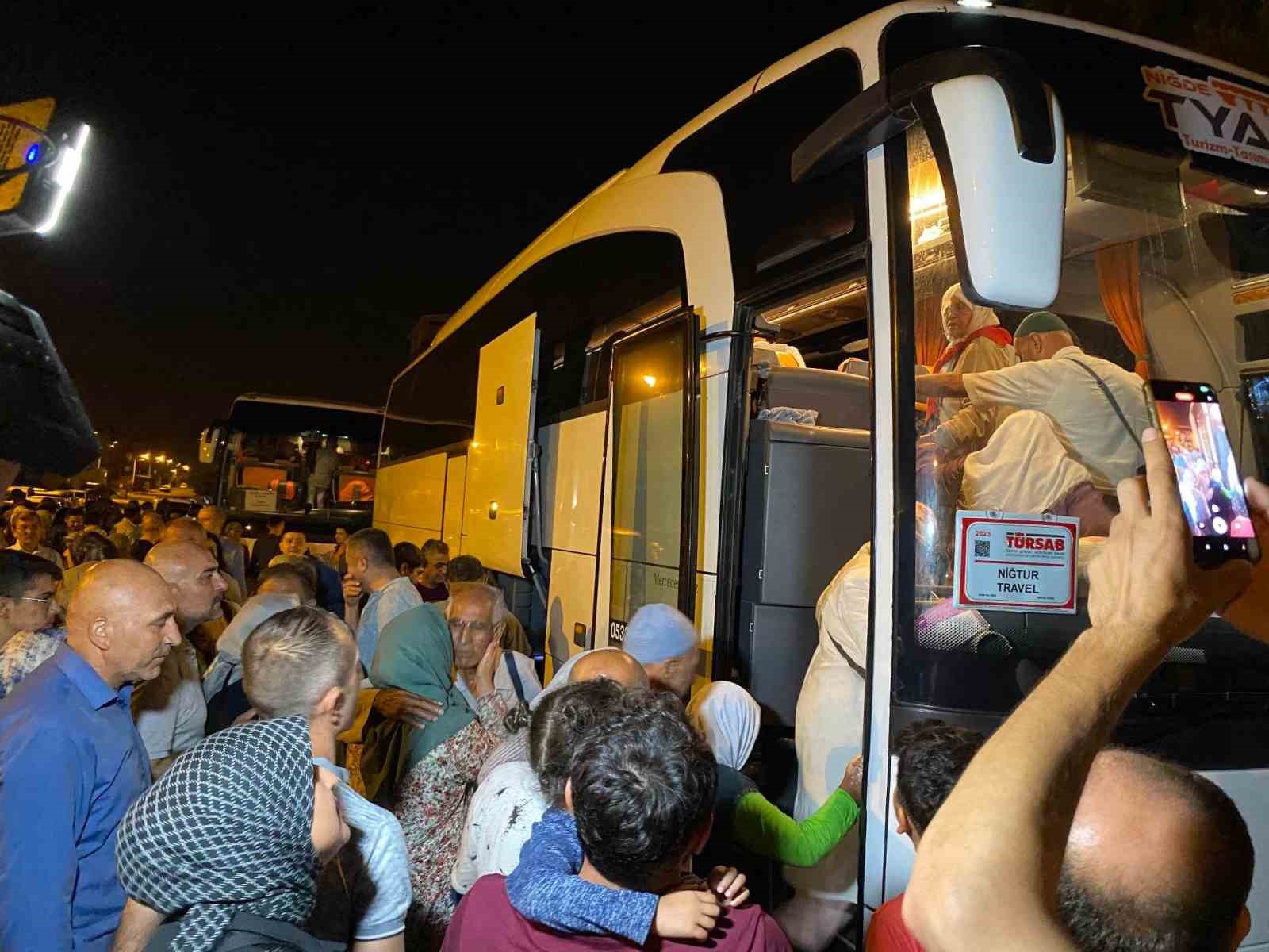 DEPREM BÖLGESİ OSMANİYE’DE HAC KAFİLESİ DUALARLA UĞURLANDI