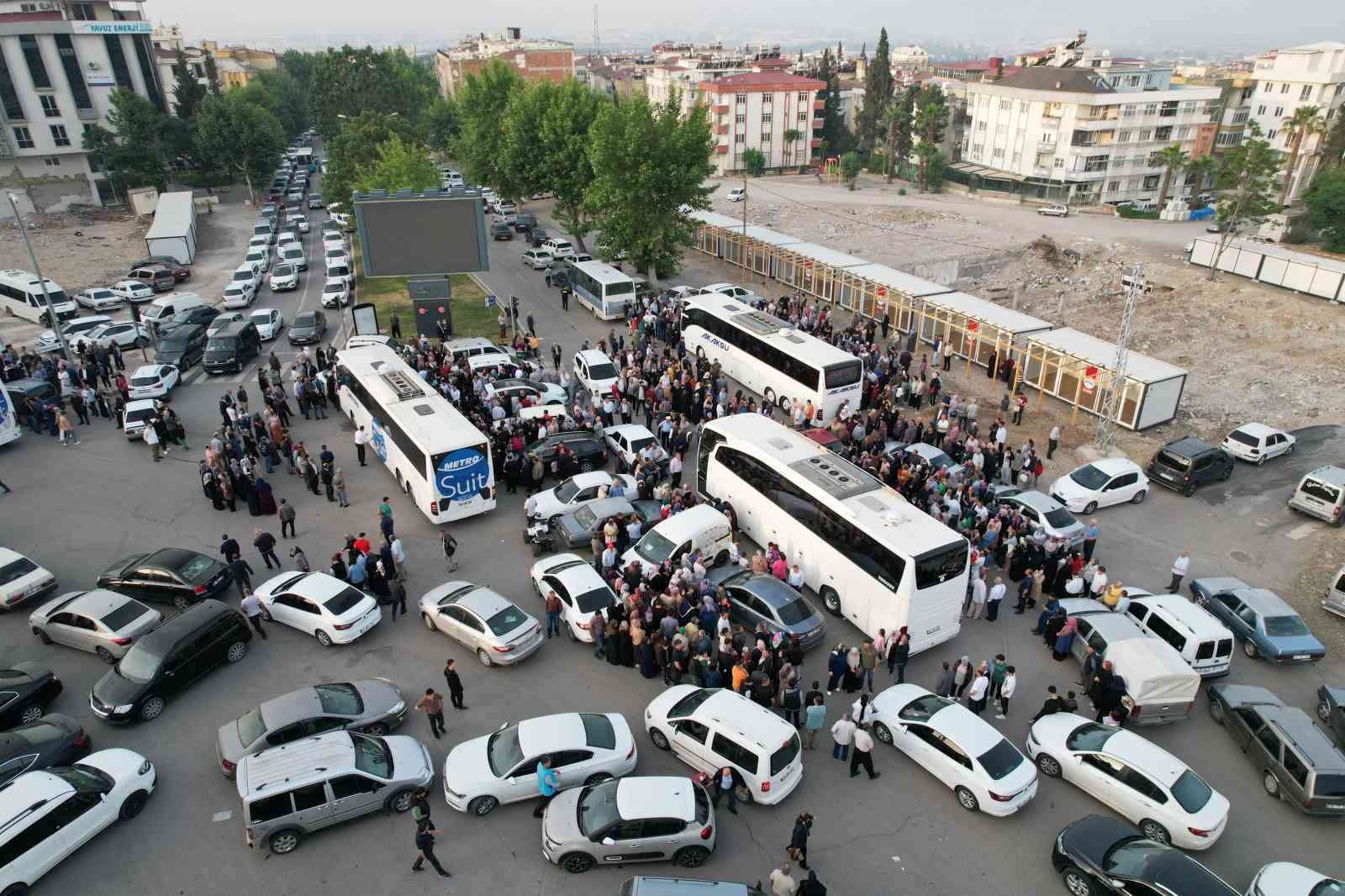 KAHRAMANMARAŞ’TA MEYDANA GELEN DEPREMLERİN ARDINDAN İLK HAC KAFİLESİ DUALARLA KUTSAL