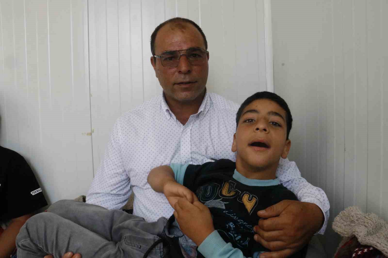 ADANA’DA DEPREMZEDELER İÇİN KURULAN KONTEYNER KENTE AİLELER YERLEŞMEYE BAŞLADI. AİLESİYLE