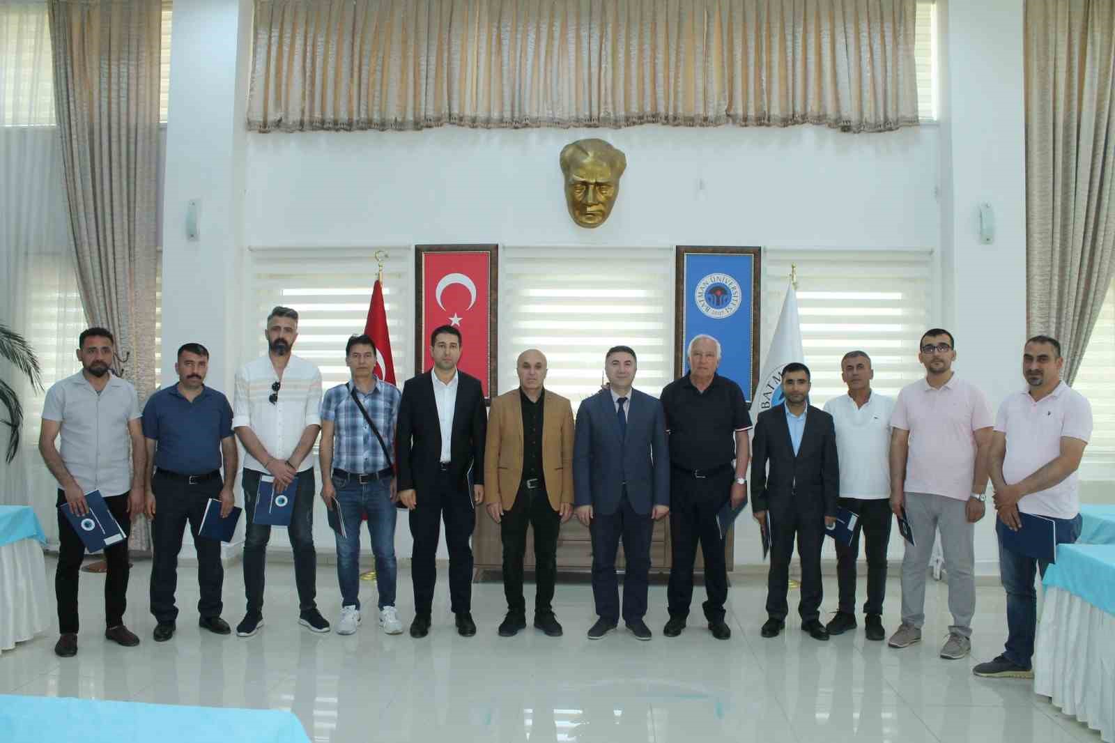 KAHRAMANMARAŞ MERKEZLİ DEPREMLERDE GÖREV ALAN BATMAN ÜNİVERSİTESİ PERSONELLERİNE REKTÖR PROF.