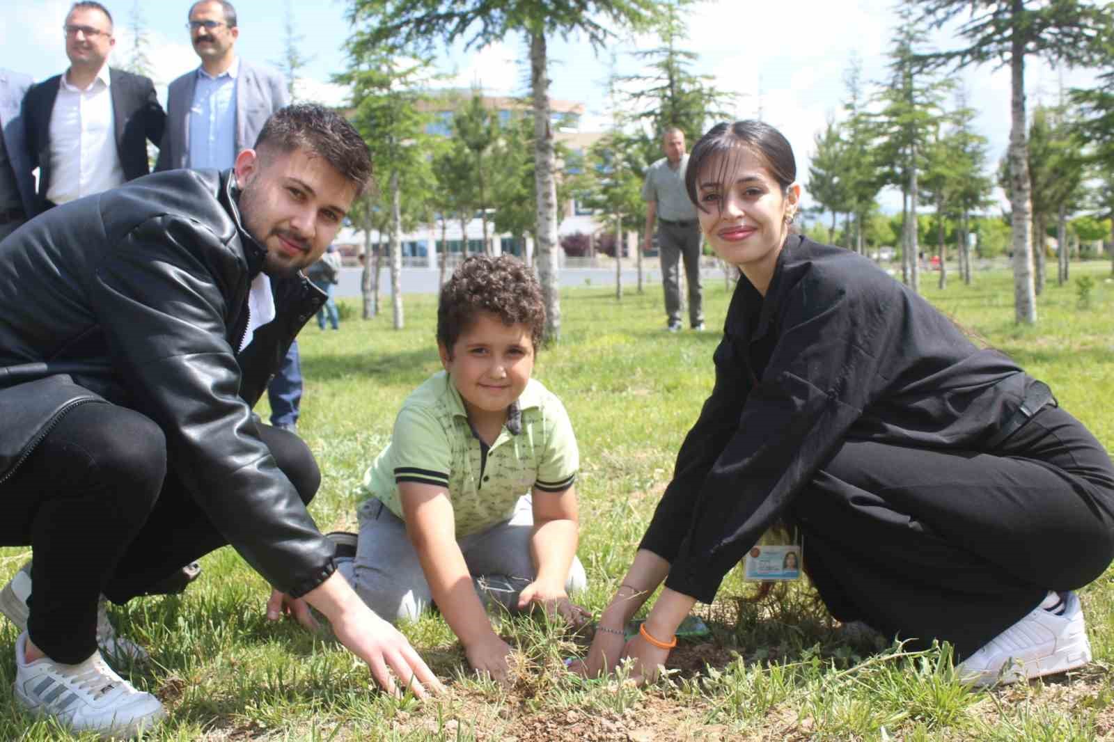 ASRIN FELAKETİNDE HAYATINI KAYBEDEN 14 ÖĞRENCİ İÇİN FİDAN DİKİLDİ.