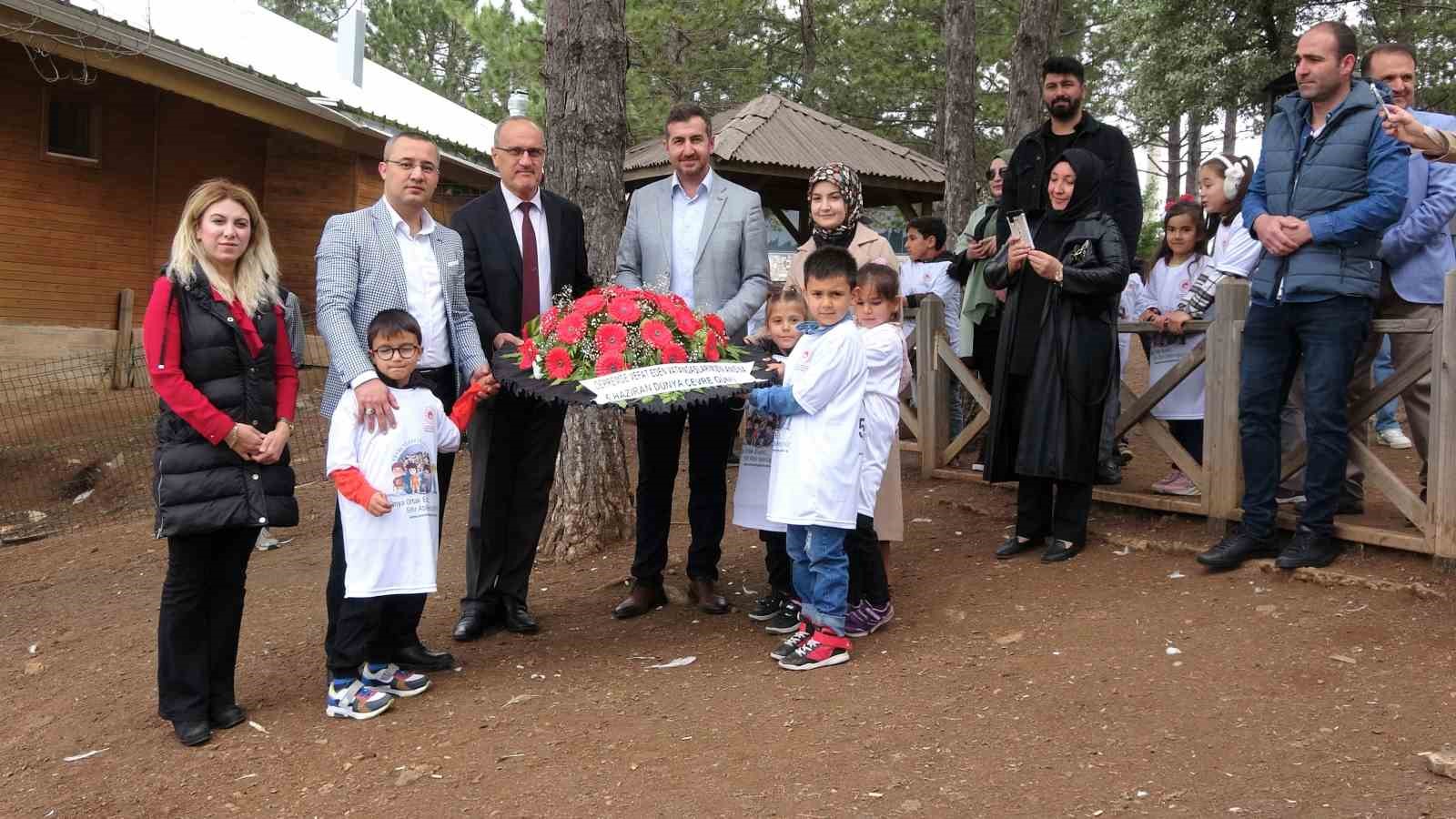 YOZGAT7TA DEPREMDE HAYATINI KAYBEDENLER İÇİN GÖLE ÇELENK BIRAKILDI