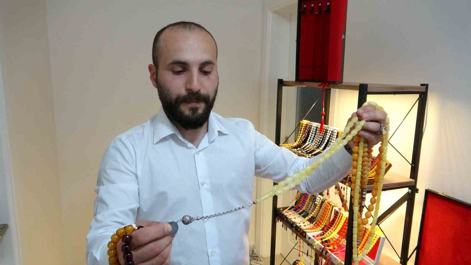 MALATYA’NIN BATTALGAZİ İLÇESİNDE YAŞAYAN 30 YAŞINDAKİ DEPREMZEDE KOLEKSİYONER ERDİNÇ ÖZKAN