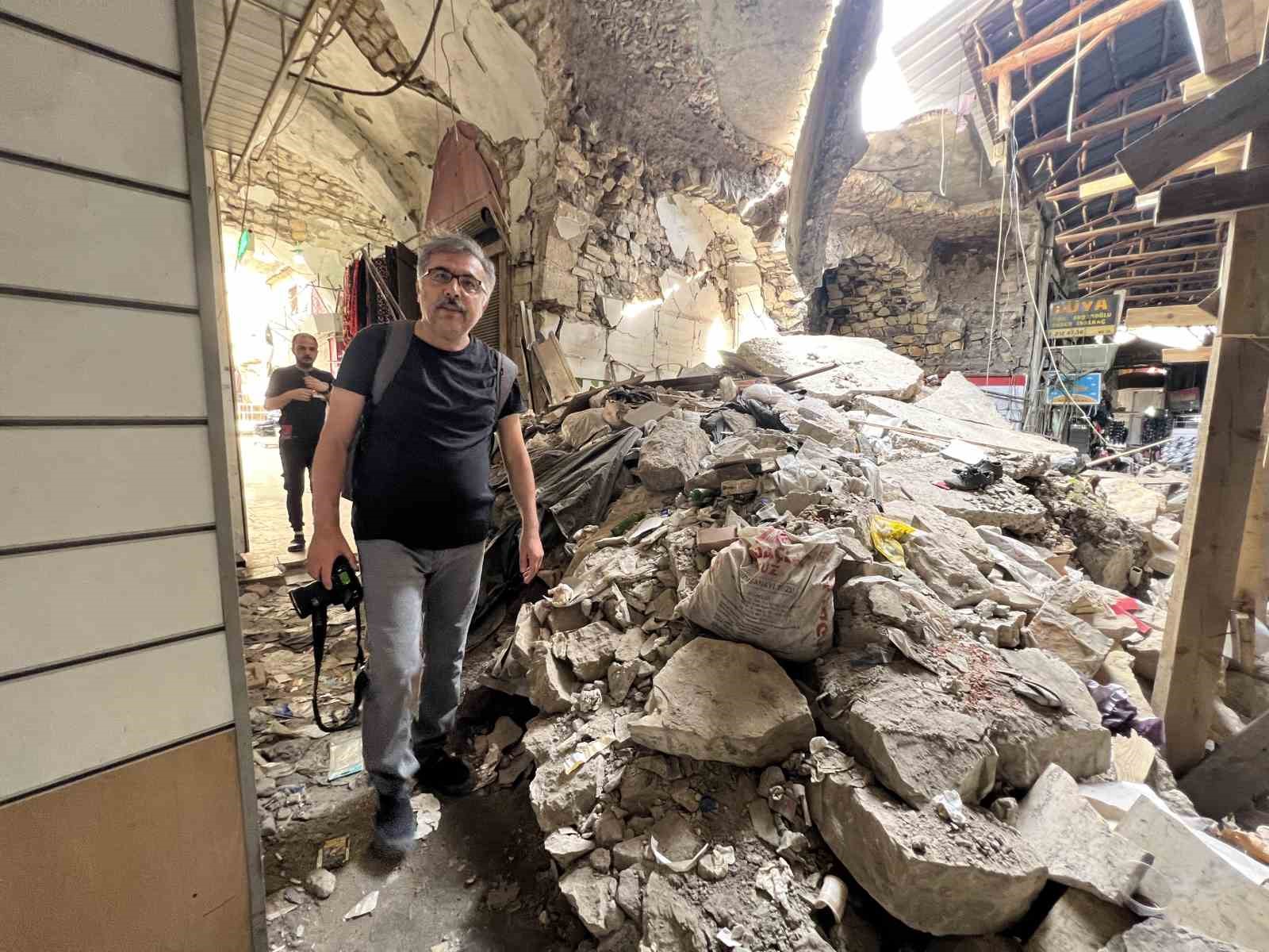 KAHRAMANMARAŞ’TA FOTOĞRAF SANATÇISI, DEPREMİN VURDUĞU ŞEHİRDEKİ TARİHİ MEKANLARI ZİYARET EDEREK