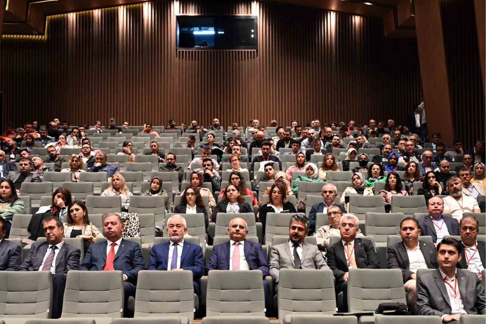 ISPARTA VALİLİĞİ VE ISPARTA BELEDİYESİ’NİN DE PAYDAŞLIĞINDA AKADEMİSYENLERİN KATILIMIYLA ŞEHRİN