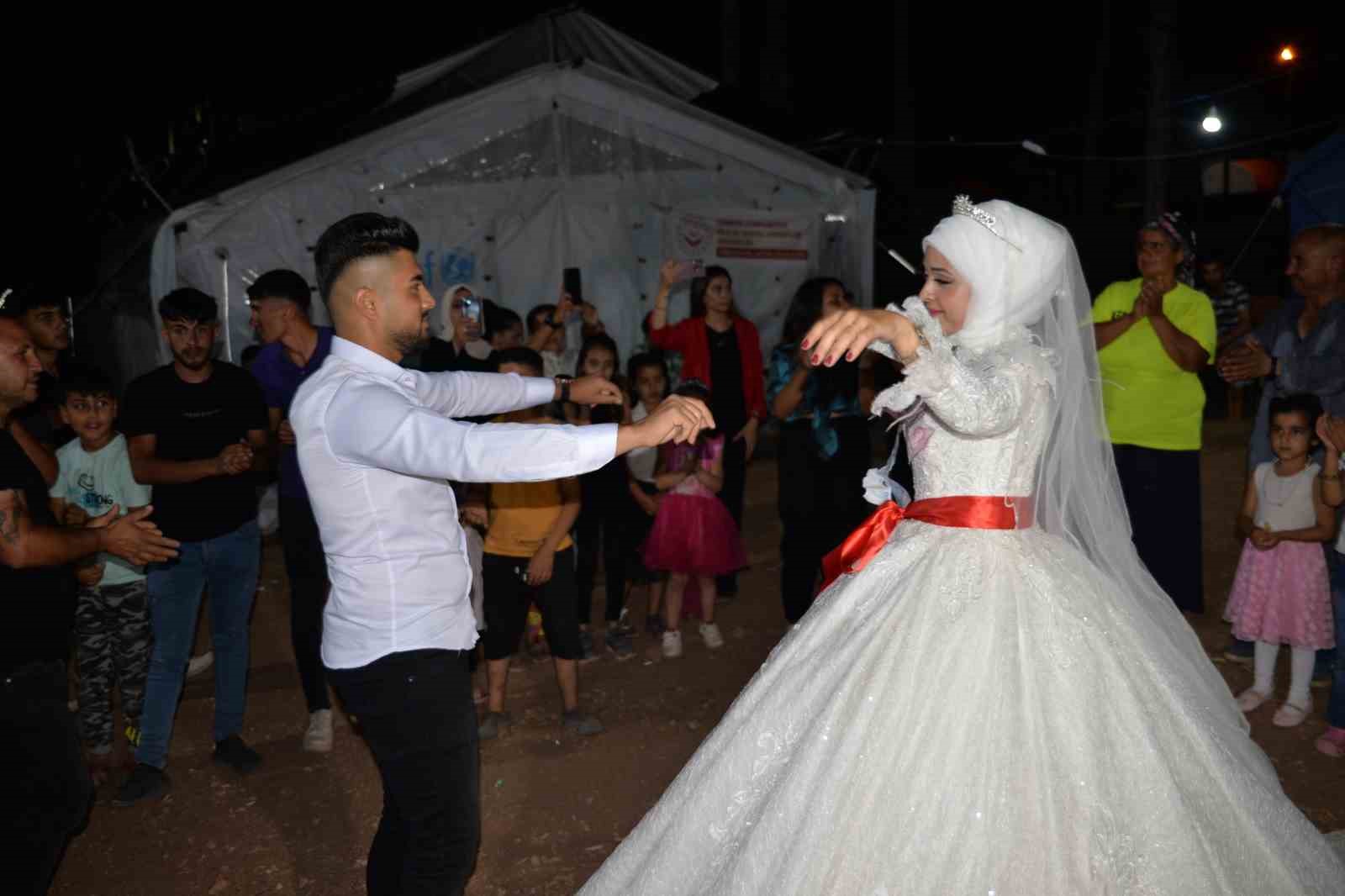 DEPREMİN VURDUĞU HATAY’IN KIRIKHAN İLÇESİNDE YAŞAYAN EMRAH KOZKIRAN VE SABAH