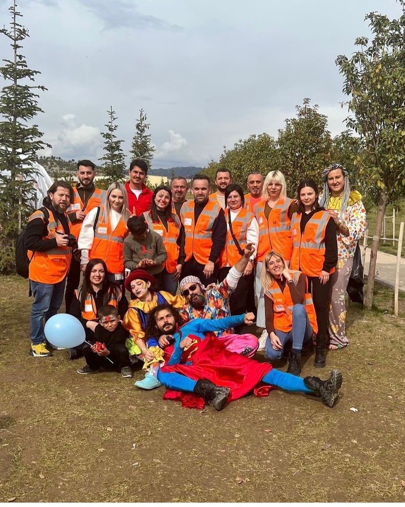 DEPREM BÖLGESİNDE ÇALIŞMALARINI SÜRDÜREN BİR TEBESSÜM BİR HAYAT DERNEĞİ, KAHRAMANMARAŞ