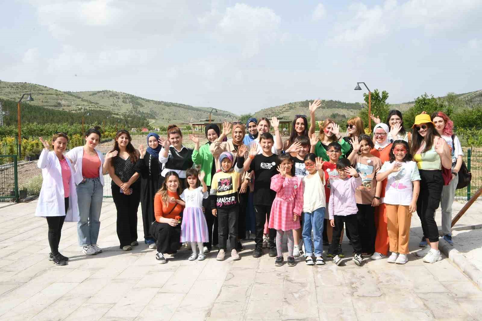 DEPREMZEDE ÇOCUKLAR EKOLOJİK KÖYÜ ZİYARET ETTİ